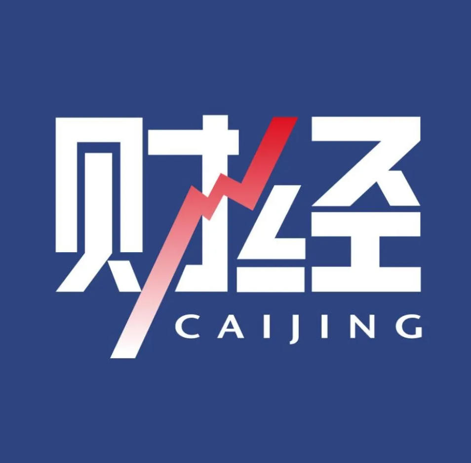 一名客户经理正在打电话帮客户调整交易账户参数